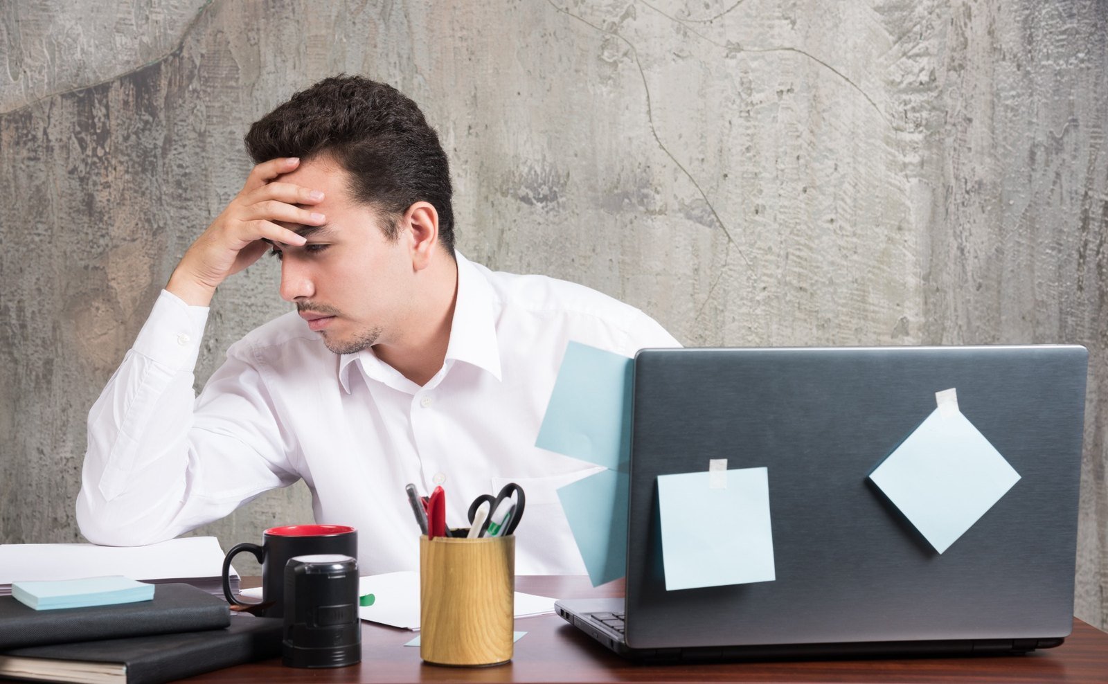 Profesional reflexionando sobre su crecimiento después de una jornada de trabajo